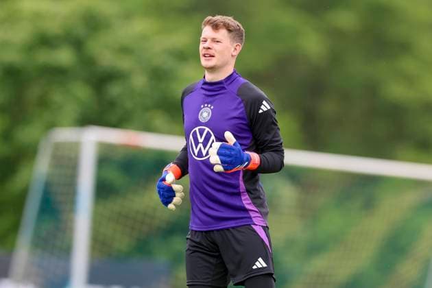 Torhueter Alexander Nuebel waermt sich auf, Training Tag 3, Trainingslager der deutschen Natiionalmannschaft, Spa- und GolfResort Weimarer Land, 29.05.2024, Blankenhain, Deutschland.