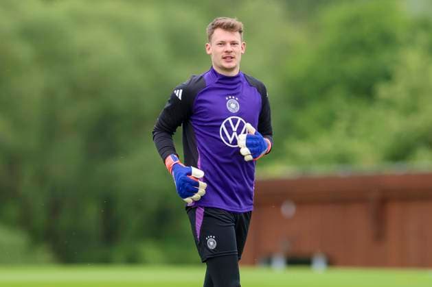 Torhueter Alexander Nuebel waermt sich auf, Training Tag 3, Trainingslager der deutschen Natiionalmannschaft, Spa- und GolfResort Weimarer Land, 29.05.2024, Blankenhain, Deutschland.