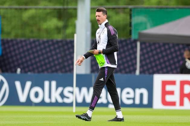 Co-Trainer Sandro Wagner gestikuliert, Training Tag 3, Trainingslager der deutschen Natiionalmannschaft, Spa- und GolfResort Weimarer Land, 29.05.2024, Blankenhain, Deutschland.