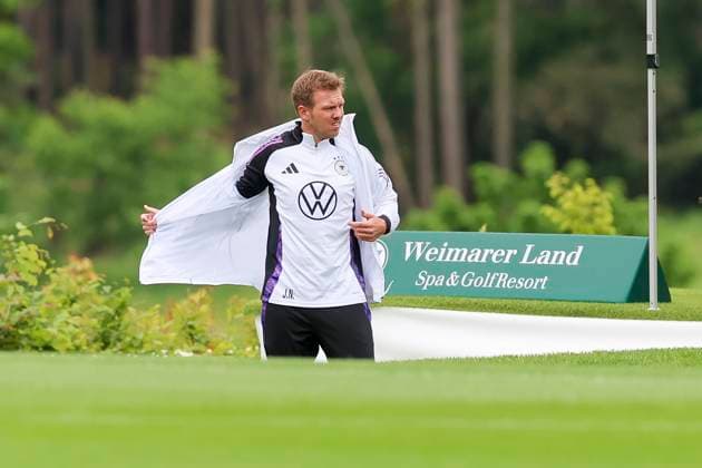 Bundestrainer Julian Nagelsmann steht neben einem Schild des Spa- und GolfResort Weimarer Land, Training Tag 3, Trainingslager der deutschen Natiionalmannschaft, Spa- und GolfResort Weimarer Land, 29.05.2024, Blankenhain, Deutschland.