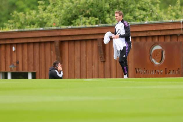 Bundestrainer Julian Nagelsmann laeuft auf den Trainingsplatz, Training Tag 3, Trainingslager der deutschen Natiionalmannschaft, Spa- und GolfResort Weimarer Land, 29.05.2024, Blankenhain, Deutschland.