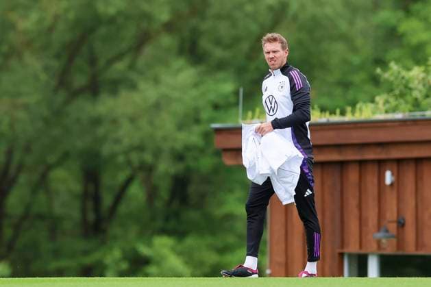 Bundestrainer Julian Nagelsmann laeuft auf den Trainingsplatz, Training Tag 3, Trainingslager der deutschen Natiionalmannschaft, Spa- und GolfResort Weimarer Land, 29.05.2024, Blankenhain, Deutschland.
