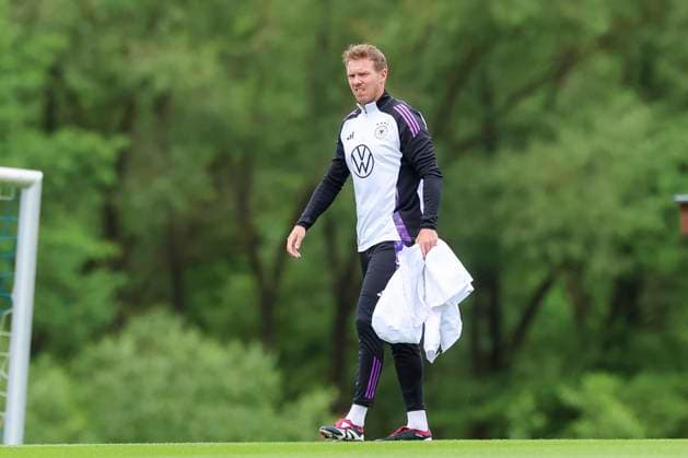 Bundestrainer Julian Nagelsmann laeuft auf den Trainingsplatz, Training Tag 3, Trainingslager der deutschen Natiionalmannschaft, Spa- und GolfResort Weimarer Land, 29.05.2024, Blankenhain, Deutschland.