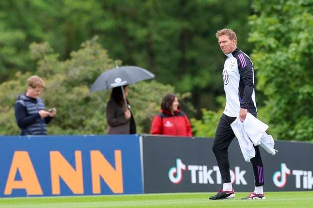 Bundestrainer Julian Nagelsmann laeuft auf den Trainingsplatz, Training Tag 3, Trainingslager der deutschen Natiionalmannschaft, Spa- und GolfResort Weimarer Land, 29.05.2024, Blankenhain, Deutschland.