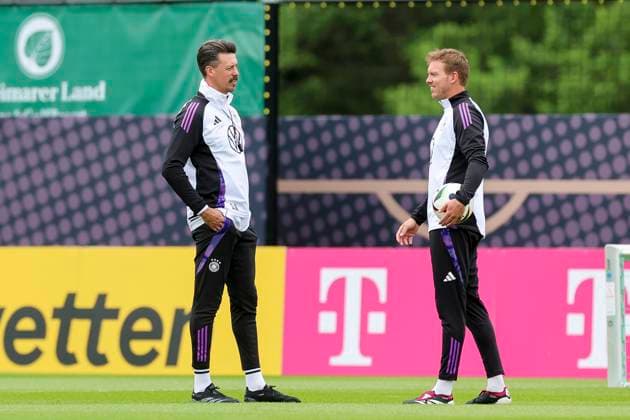 Co-Trainer Sandro Wagner und Bundestrainer Julian Nagelsmann unterhalten sich, Training Tag 3, Trainingslager der deutschen Natiionalmannschaft, Spa- und GolfResort Weimarer Land, 29.05.2024, Blankenhain, Deutschland.