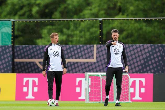 Bundestrainer Julian Nagelsmann und Co-Trainer Sandro Wagner unterhalten sich, Training Tag 3, Trainingslager der deutschen Natiionalmannschaft, Spa- und GolfResort Weimarer Land, 29.05.2024, Blankenhain, Deutschland.