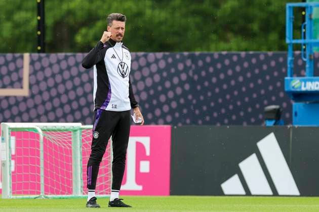 Co-Trainer Sandro Wagner gestikuliert, Training Tag 3, Trainingslager der deutschen Natiionalmannschaft, Spa- und GolfResort Weimarer Land, 29.05.2024, Blankenhain, Deutschland.