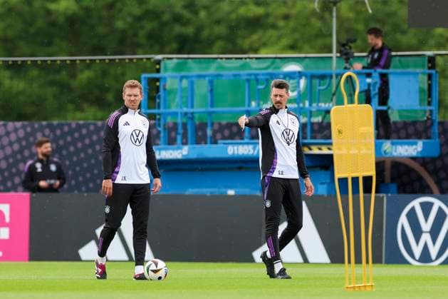 Bundestrainer Julian Nagelsmann und Co-Trainer Sandro Wagner unterhalten sich, Training Tag 3, Trainingslager der deutschen Natiionalmannschaft, Spa- und GolfResort Weimarer Land, 29.05.2024, Blankenhain, Deutschland.