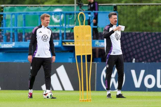 Bundestrainer Julian Nagelsmann und Co-Trainer Sandro Wagner unterhalten sich, Training Tag 3, Trainingslager der deutschen Natiionalmannschaft, Spa- und GolfResort Weimarer Land, 29.05.2024, Blankenhain, Deutschland.