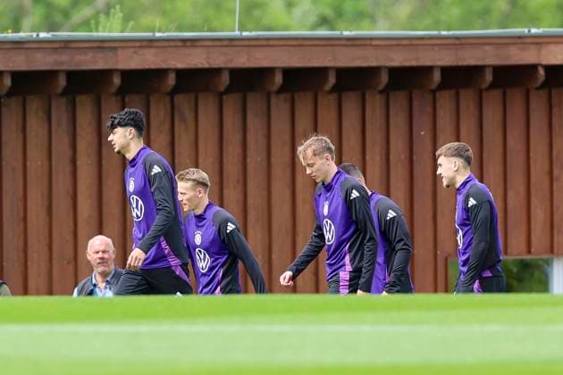 Aleksandar Pavlovic, Chris Fuehrich, Maximilian Beier und Brajan Gruda betreten den Trainingsplatz, Training Tag 3, Trainingslager der deutschen Natiionalmannschaft, Spa- und GolfResort Weimarer Land, 29.05.2024, Blankenhain, Deutschland.