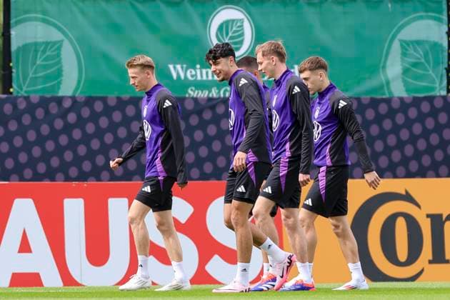 Chris Fuehrich, Aleksandar Pavlovic, Maximilian Beier und Brajan Gruda betreten den Trainingsplatz, Training Tag 3, Trainingslager der deutschen Natiionalmannschaft, Spa- und GolfResort Weimarer Land, 29.05.2024, Blankenhain, Deutschland.