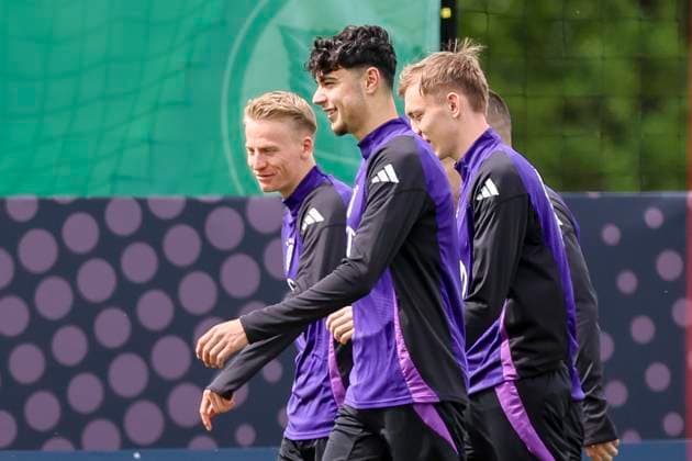 Chris Fuehrich, Aleksandar Pavlovic und Maximilian Beier unterhalten sich, Training Tag 3, Trainingslager der deutschen Natiionalmannschaft, Spa- und GolfResort Weimarer Land, 29.05.2024, Blankenhain, Deutschland.