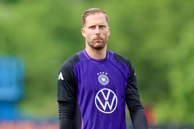 Torhueter Oliver Baumann schaut, Training Tag 3, Trainingslager der deutschen Natiionalmannschaft, Spa- und GolfResort Weimarer Land, 29.05.2024, Blankenhain, Deutschland.