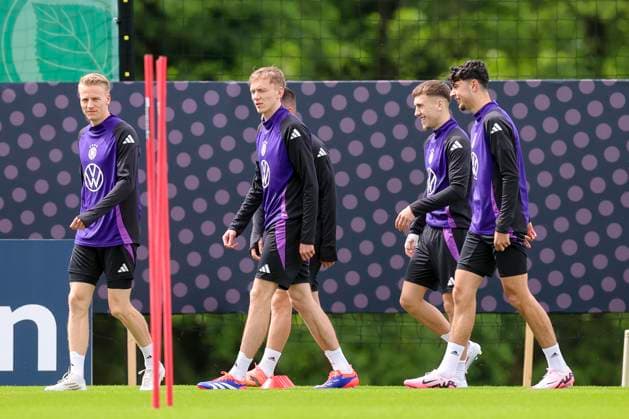 Chris Fuehrich, Maximilian Beier, Brajan Gruda und Aleksandar Pavlovic unterhalten sich, Training Tag 3, Trainingslager der deutschen Natiionalmannschaft, Spa- und GolfResort Weimarer Land, 29.05.2024, Blankenhain, Deutschland.