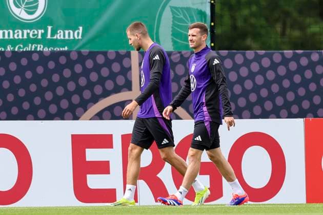 Waldemar Anton und Pascal Gross unterhalten sich, Training Tag 3, Trainingslager der deutschen Natiionalmannschaft, Spa- und GolfResort Weimarer Land, 29.05.2024, Blankenhain, Deutschland.