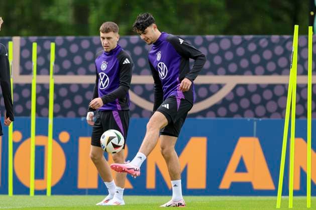 Aleksandar Pavlovic kontrolliert den Ball, Training Tag 3, Trainingslager der deutschen Natiionalmannschaft, Spa- und GolfResort Weimarer Land, 29.05.2024, Blankenhain, Deutschland.