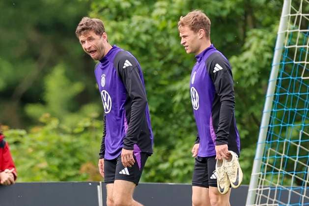 Thomas Mueller und Joshua Kimmich haben Spass, Training Tag 3, Trainingslager der deutschen Natiionalmannschaft, Spa- und GolfResort Weimarer Land, 29.05.2024, Blankenhain, Deutschland.