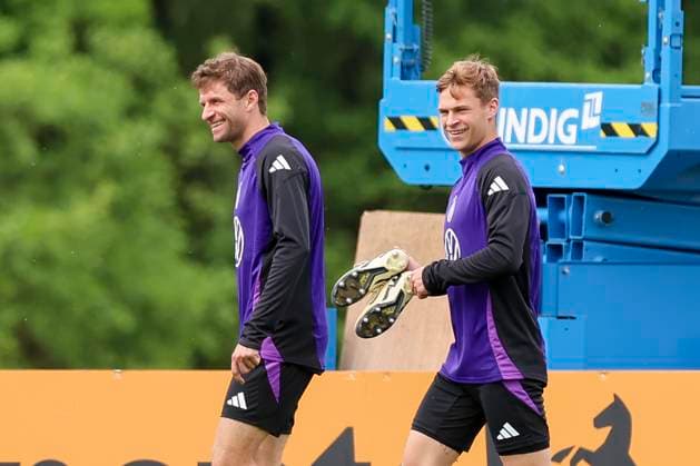 Thomas Mueller und Joshua Kimmich haben Spass, Training Tag 3, Trainingslager der deutschen Natiionalmannschaft, Spa- und GolfResort Weimarer Land, 29.05.2024, Blankenhain, Deutschland.