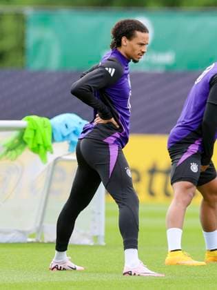 Leroy Sane waermt sich auf, Training Tag 3, Trainingslager der deutschen Natiionalmannschaft, Spa- und GolfResort Weimarer Land, 29.05.2024, Blankenhain, Deutschland.