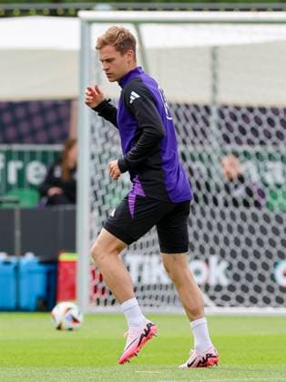Joshua Kimmich waermt sich auf, Training Tag 3, Trainingslager der deutschen Natiionalmannschaft, Spa- und GolfResort Weimarer Land, 29.05.2024, Blankenhain, Deutschland.