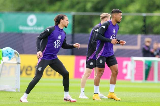 Leroy Sane und Benjamin Henrichs waermenn sich auf, Training Tag 3, Trainingslager der deutschen Natiionalmannschaft, Spa- und GolfResort Weimarer Land, 29.05.2024, Blankenhain, Deutschland.