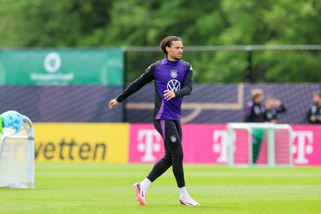 Leroy Sane waermt sich auf, Training Tag 3, Trainingslager der deutschen Natiionalmannschaft, Spa- und GolfResort Weimarer Land, 29.05.2024, Blankenhain, Deutschland.
