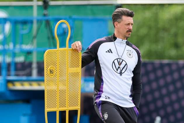 Co-Trainer Sandro Wagner schaut, Training Tag 3, Trainingslager der deutschen Natiionalmannschaft, Spa- und GolfResort Weimarer Land, 29.05.2024, Blankenhain, Deutschland.