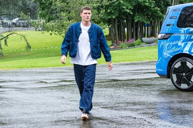 Benjamin Pavard FOOTBALL : Arrivee des joueurs de lÂ’Equipe de France - Clairefontaine - 29 05 2024 BaptisteAutissier Panoramic 