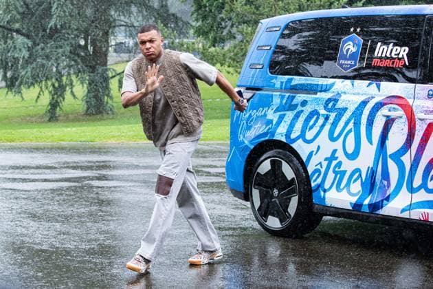 Sport Themen der Woche KW22 Sport Bilder des Tages Kylian Mbappe FOOTBALL : Arrivee des joueurs de lÂ’Equipe de France - Clairefontaine - 29 05 2024 BaptisteAutissier Panoramic 