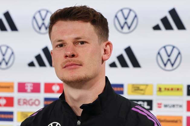 Torhueter Alexander Nuebel stellt sich den Fragen der Journalisten, Pressekonferenz Tag 3, Trainingslager der deutschen Natiionalmannschaft, Schloss, 29.05.2024, Blankenhain, Deutschland.