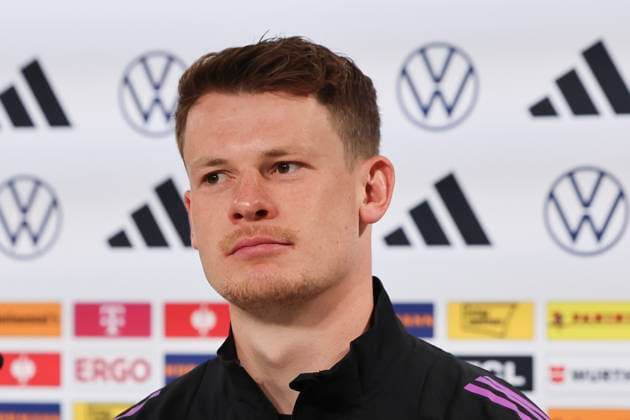 Torhueter Alexander Nuebel stellt sich den Fragen der Journalisten, Pressekonferenz Tag 3, Trainingslager der deutschen Natiionalmannschaft, Schloss, 29.05.2024, Blankenhain, Deutschland.
