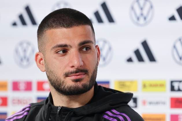 Deniz Undav stellt sich den Fragen der Journalisten, Pressekonferenz Tag 3, Trainingslager der deutschen Natiionalmannschaft, Schloss, 29.05.2024, Blankenhain, Deutschland.