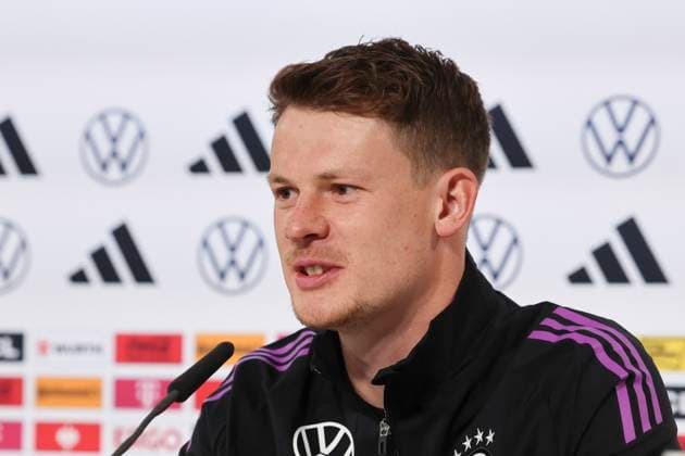 Torhueter Alexander Nuebel stellt sich den Fragen der Journalisten, Pressekonferenz Tag 3, Trainingslager der deutschen Natiionalmannschaft, Schloss, 29.05.2024, Blankenhain, Deutschland.