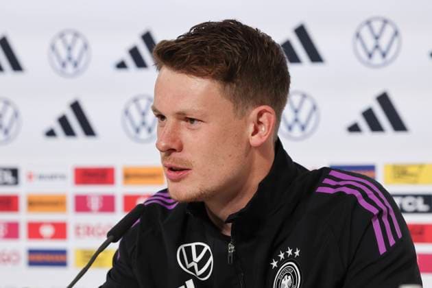 Torhueter Alexander Nuebel stellt sich den Fragen der Journalisten, Pressekonferenz Tag 3, Trainingslager der deutschen Natiionalmannschaft, Schloss, 29.05.2024, Blankenhain, Deutschland.