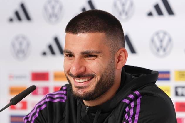Deniz Undav stellt sich den Fragen der Journalisten, Pressekonferenz Tag 3, Trainingslager der deutschen Natiionalmannschaft, Schloss, 29.05.2024, Blankenhain, Deutschland.