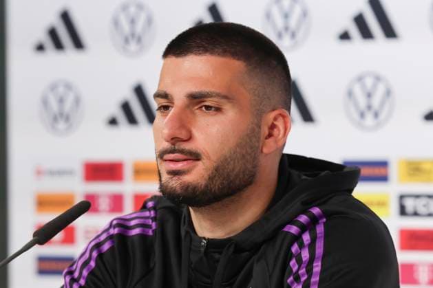 Deniz Undav stellt sich den Fragen der Journalisten, Pressekonferenz Tag 3, Trainingslager der deutschen Natiionalmannschaft, Schloss, 29.05.2024, Blankenhain, Deutschland.