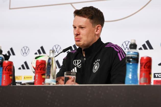 Torhueter Alexander Nuebel stellt sich den Fragen der Journalisten, Pressekonferenz Tag 3, Trainingslager der deutschen Natiionalmannschaft, Schloss, 29.05.2024, Blankenhain, Deutschland.