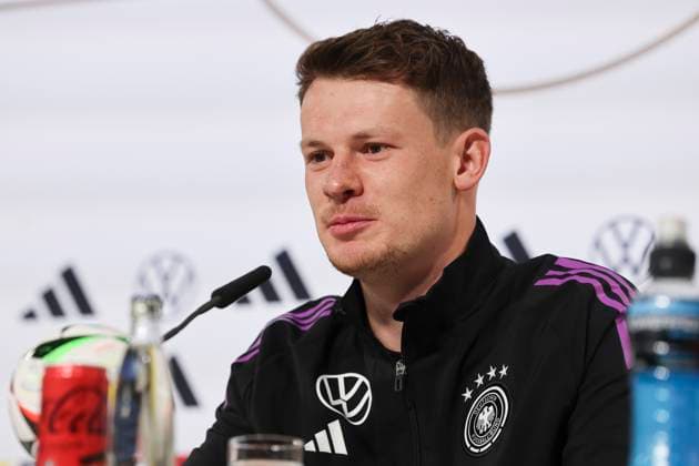 Torhueter Alexander Nuebel stellt sich den Fragen der Journalisten, Pressekonferenz Tag 3, Trainingslager der deutschen Natiionalmannschaft, Schloss, 29.05.2024, Blankenhain, Deutschland.