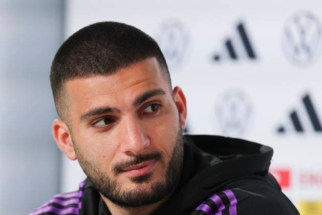 Deniz Undav stellt sich den Fragen der Journalisten, Pressekonferenz Tag 3, Trainingslager der deutschen Natiionalmannschaft, Schloss, 29.05.2024, Blankenhain, Deutschland.