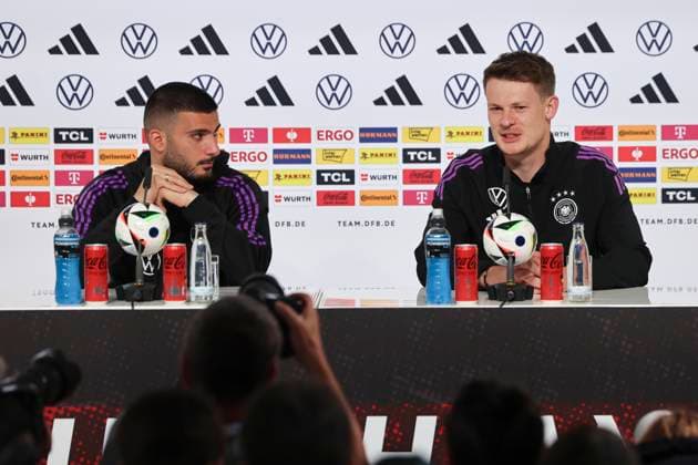 Deniz Undav und Torhueter Alexander Nuebel stellen sich den Fragen der Journalisten, Pressekonferenz Tag 3, Trainingslager der deutschen Natiionalmannschaft, Schloss, 29.05.2024, Blankenhain, Deutschland.