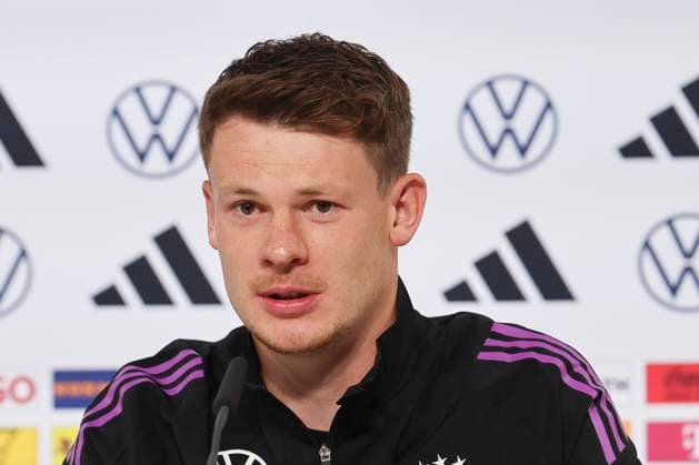 Torhueter Alexander Nuebel stellt sich den Fragen der Journalisten, Pressekonferenz Tag 3, Trainingslager der deutschen Natiionalmannschaft, Schloss, 29.05.2024, Blankenhain, Deutschland.