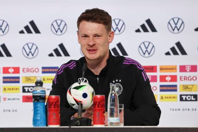 Torhueter Alexander Nuebel stellt sich den Fragen der Journalisten, Pressekonferenz Tag 3, Trainingslager der deutschen Natiionalmannschaft, Schloss, 29.05.2024, Blankenhain, Deutschland.