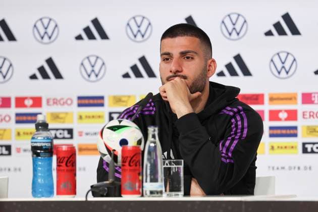 Deniz Undav stellt sich den Fragen der Journalisten, Pressekonferenz Tag 3, Trainingslager der deutschen Natiionalmannschaft, Schloss, 29.05.2024, Blankenhain, Deutschland.