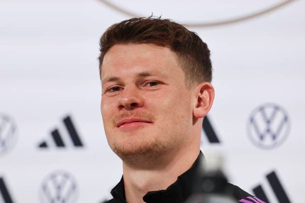Torhueter Alexander Nuebel stellt sich den Fragen der Journalisten, Pressekonferenz Tag 3, Trainingslager der deutschen Natiionalmannschaft, Schloss, 29.05.2024, Blankenhain, Deutschland.