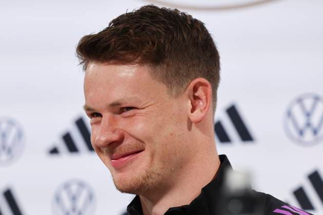 Torhueter Alexander Nuebel stellt sich den Fragen der Journalisten, Pressekonferenz Tag 3, Trainingslager der deutschen Natiionalmannschaft, Schloss, 29.05.2024, Blankenhain, Deutschland.