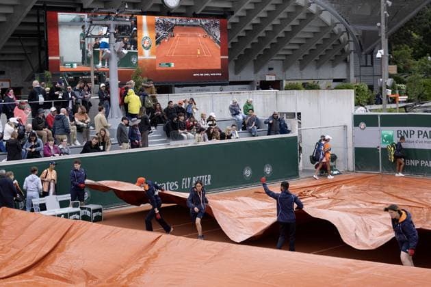 Rain covers are put over the courts French Open Tennis, Day 4, Tennis, Roland Garros, Paris, France - 29 May 2024  Copyright: xEllaxLing Shutterstockx 14513225h