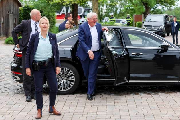 Bundespraesident Frank-Walter Steinmeier steigt im deutschen Mannschafts-Quartier aus seinem Auto aus, Besuch des Bundespraesidenten, Trainingslager der deutschen Natiionalmannschaft, Spa- und GolfResort Weimarer Land, 29.05.2024, Blankenhain, Deutschland.