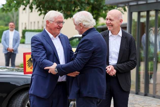 Bundespraesident Frank-Walter Steinmeier wird im deutschen Mannschafts-Quartier von Praesident Bernd Neuendorf (Deutscher Fussball-Bund) und Direktor Maenner-Nationalmannschaft Rudi Voeller (Deutscher Fussball-Bund) empfangen, Besuch des Bundespraesidenten, Trainingslager der deutschen Natiionalmannschaft, Spa- und GolfResort Weimarer Land, 29.05.2024, Blankenhain, Deutschland.