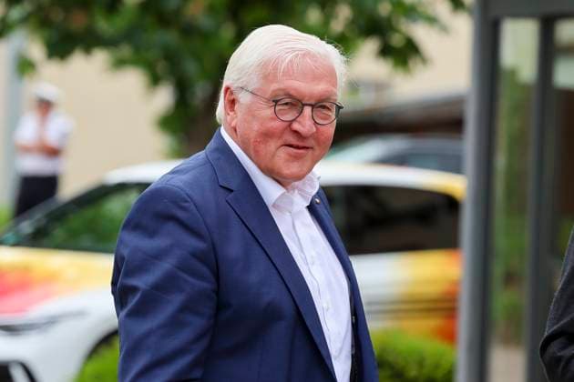 Bundespraesident Frank-Walter Steinmeier schaut, Besuch des Bundespraesidenten, Trainingslager der deutschen Natiionalmannschaft, Spa- und GolfResort Weimarer Land, 29.05.2024, Blankenhain, Deutschland.