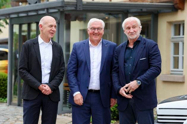 Bundespraesident Frank-Walter Steinmeier wird im deutschen Mannschafts-Quartier von Praesident Bernd Neuendorf (Deutscher Fussball-Bund) und Direktor Maenner-Nationalmannschaft Rudi Voeller (Deutscher Fussball-Bund) empfangen, Besuch des Bundespraesidenten, Trainingslager der deutschen Natiionalmannschaft, Spa- und GolfResort Weimarer Land, 29.05.2024, Blankenhain, Deutschland.
